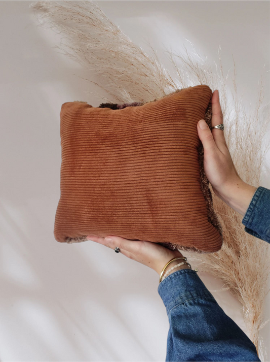 COUSSIN MARRON À MOTIF
