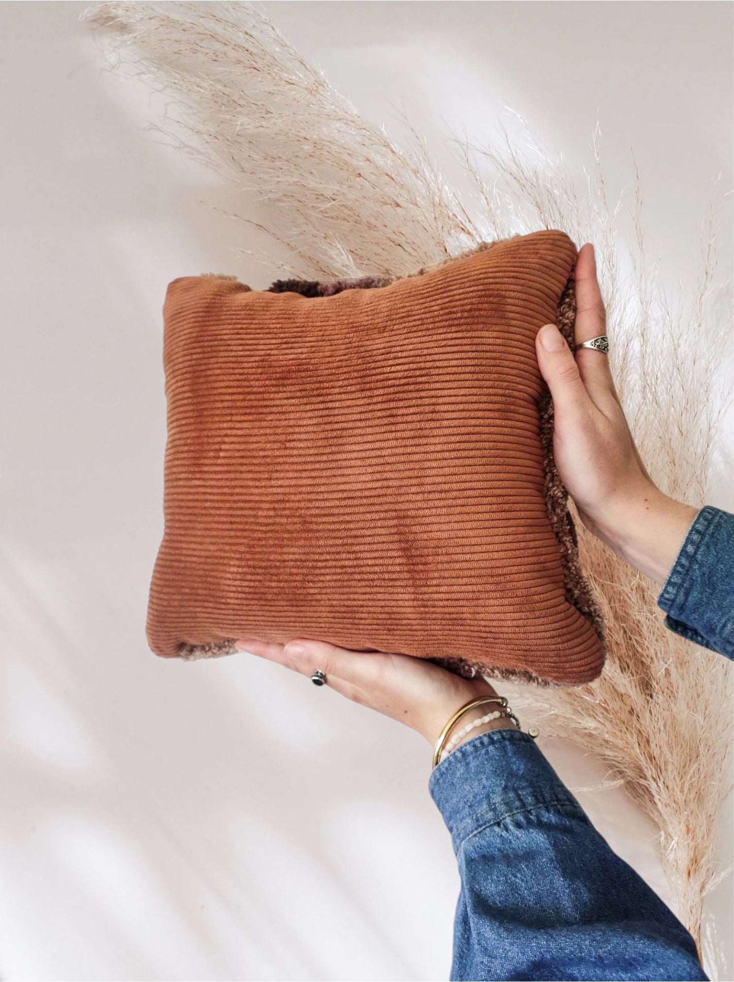 COUSSIN MARRON À MOTIF